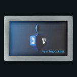Shiny Blue Dreidel Rechteckige Gürtelschnalle<br><div class="desc">Ein modernistisches,  metallisch blaues Dreieck vor einem dunklen,  nächtlichen Hintergrund. Zwei der hebräischen Briefe,  die auf einem dreifachen gefunden wurden,  nun Nonne und glänzen,  leuchten hell. Fügen Sie Ihren eigenen Text hinzu.</div>