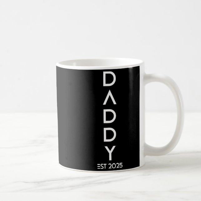 Shirt Daddy Est 2025 New Dad Baby Reveal Gift Tee  Kaffeetasse (Rechts)