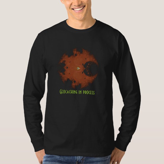 Shirt, das im Prozess für geocacher geocaching ist T-Shirt (Vorderseite)
