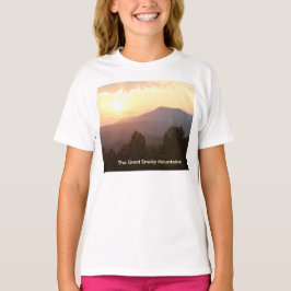 Shirt der Männer, die großen, rauchigen Berge