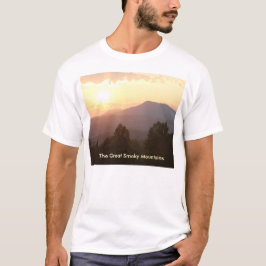 Shirt der Männer, die großen, rauchigen Berge