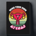 Shirt Pro Choice-Shirt für Reproduktionsrechte Fotoplatte<br><div class="desc">Vintage Gedanken Ihre eigenen Uterus Niedliche feministische Geschenk Reproduktionsrechte Shirt Pro Auswahl Shirt Reproduktionsrechte, feministische, Choise, Vintag, Feminismus, Geschenkideen, mein Körper meine Wahl, Mädchen Power, Frauen, Gleichheit, stark, pink, Mädchen, Gleichheit, Abtreibung, cuterus, pro Wahl, uterus, Frauenrechte, Abtq, weiblich, Choise Geschenke</div>