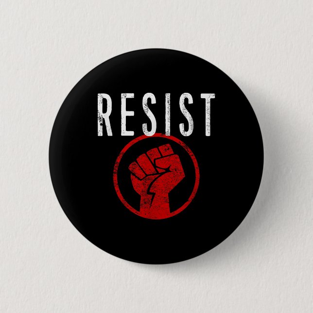 Shirt "Resist Fist T" - Teil der Resistenz - Button (Vorderseite)