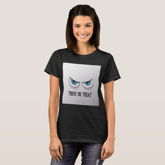 Shirts ausprobieren oder behandeln (Vorne ganz)