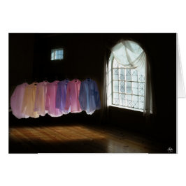 Shirts in einem Raum der Dunkelheit und des Lichts