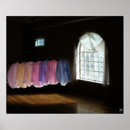 Shirts in einem Raum der Dunkelheit und des Lichts Poster