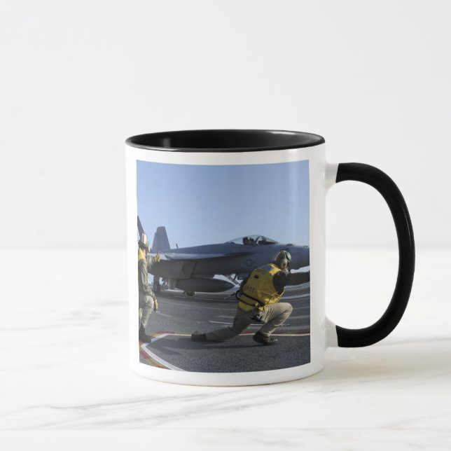 Shooters an Bord der USS George HW Bush Tasse (Rechts)