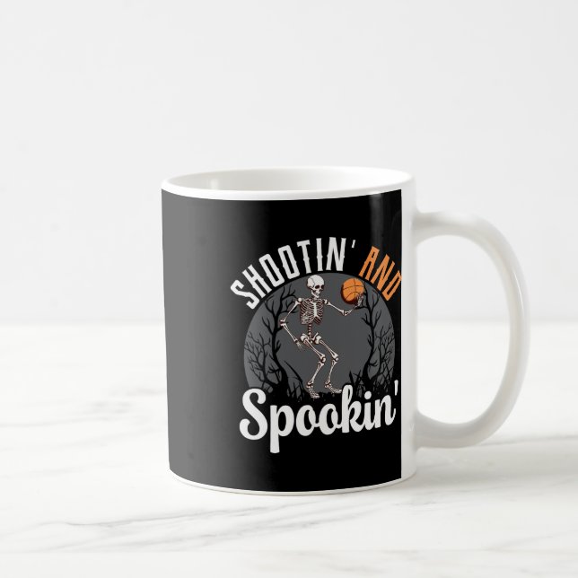 Shootin' and Spookin Skeleton Basketball Spieler H Kaffeetasse (Rechts)