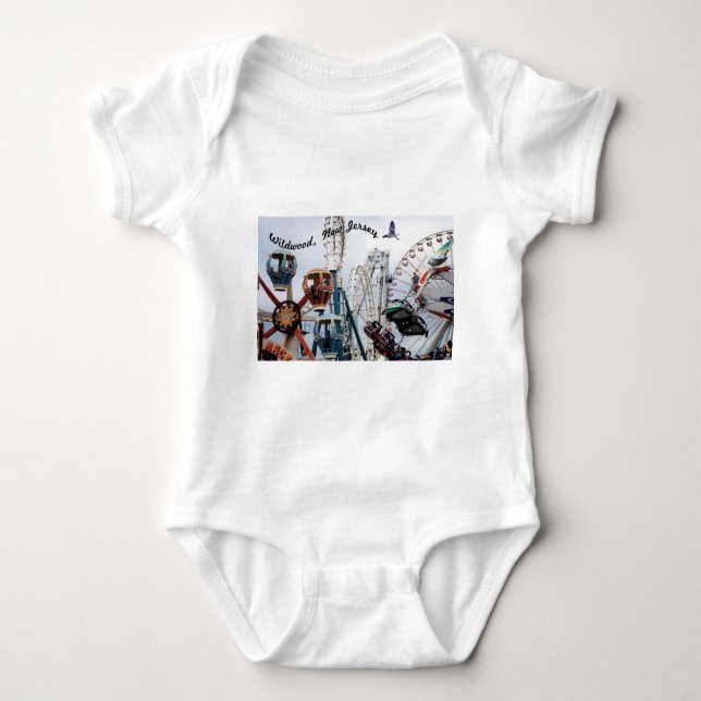 Shore Pier-Wildwood Text Baby Strampler (Vorderseite)