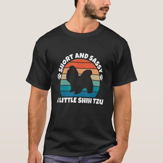 Short and Sassy Shih Tzu Funny Dog T-Shirt (Vorderseite)