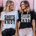 Shots vor dem Knoten-Junggeselinnen-Abschied T-Shirt<br><div class="desc">Schwarz-Weiß Grunge Junggeselinnen-Abschied "Schüsse vor dem Knoten" Shirt. Personalisieren Sie die Farben. Nimm eine für das ganze Brautparty und die Braut.</div>