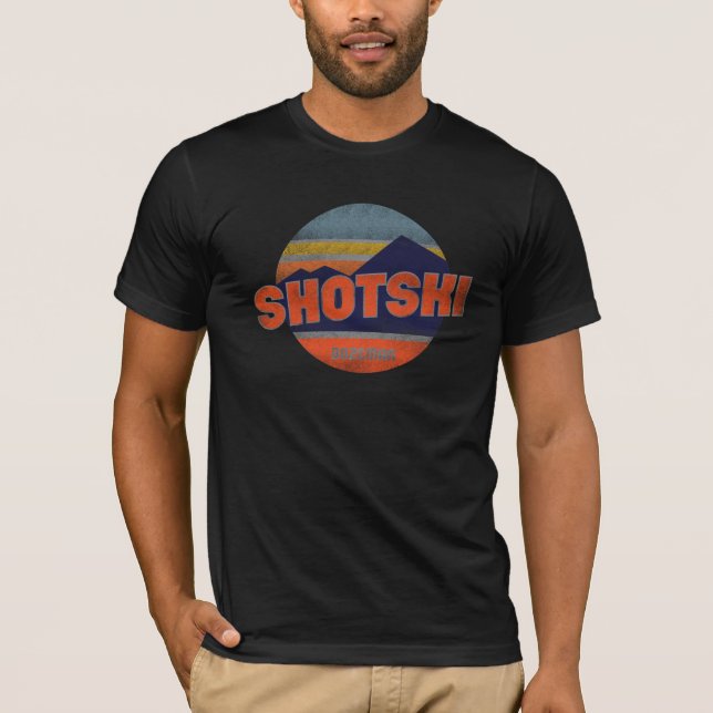 "Shotski Bozeman" Cooles Retro-Trinken T-Shirt (Vorderseite)