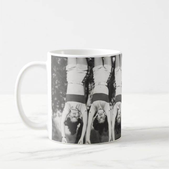 Showgirls auf Affenbars, spielerisches Design. Kaffeetasse (Links)