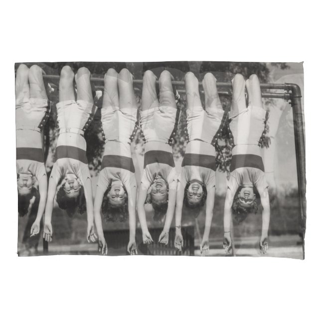 Showgirls auf Affenbars, spielerisches Design. Kissenbezug (Vorderseite)