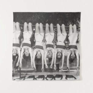 Showgirls auf Affenbars, spielerisches Design. Wandteppich