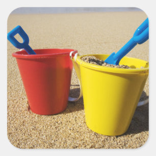 Shows und Pails am Sandstrand Quadratischer Aufkleber