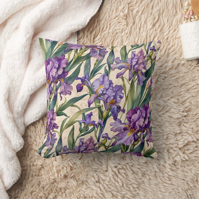 Showy Lila Iris auf Ecru Scroll Kissen (Decke)