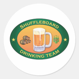 Shuffleboard-trinkendes Team Runder Aufkleber