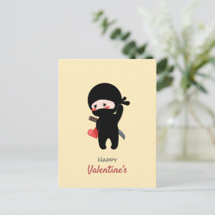 Shy Blushing Ninja Holding Origami Paper Heart Feiertagspostkarte