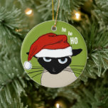 Siamese Cat Funny Santa Kitty Custom Christmas Keramik Ornament<br><div class="desc">Ho Ho Ho. Die lustige Siamkatze trägt eine Weihnachtsmannmütze. Ein lustiger Weihnachtsschmuck,  der ein perfektes Urlaubsgeschenk für Kitesurfer macht. Personalisieren Sie den Rücken mit Ihrem eigenen Text. Besuchen Sie Jenn’s Doodle World für mehr skurrile Katzenfreunde und coole Geschenke,  die diesen humorvollen Xmas Katzenkatze-Cartoon zeigen.</div>