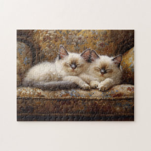 Siamese-Kätzchen, die auf einer Vintage-Couch schl Puzzle