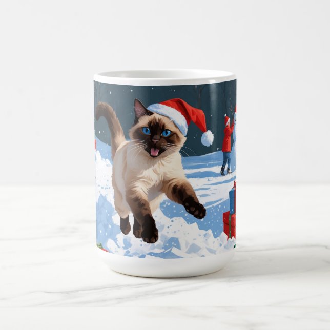 Siamische Katze läuft im Schnee mit Weihnachtsmütz Kaffeetasse (Mittel)