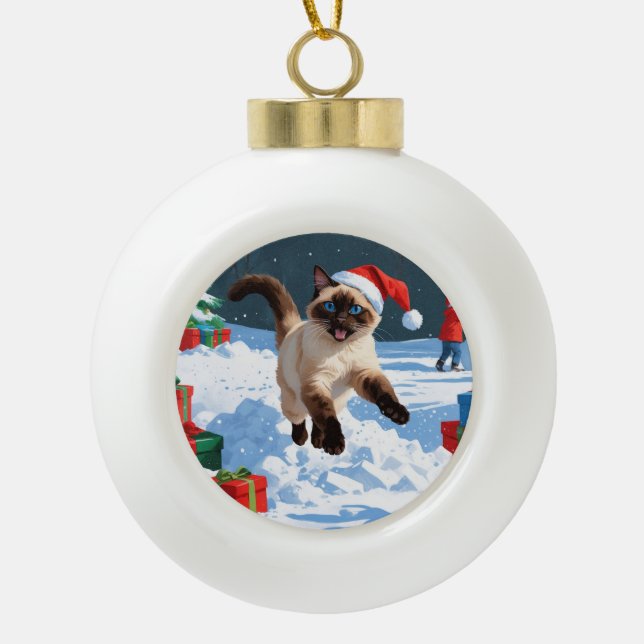 Siamische Katze läuft im Schnee mit Weihnachtsmütz Keramik Kugel-Ornament (Vorderseite)