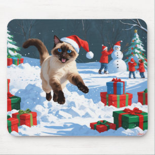 Siamische Katze läuft im Schnee mit Weihnachtsmütz Mousepad