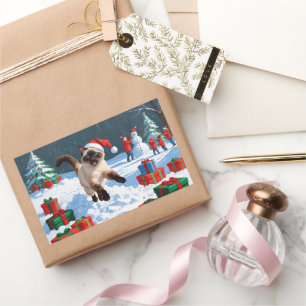 Siamische Katze läuft im Schnee mit Weihnachtsmütz Rechteckiger Aufkleber