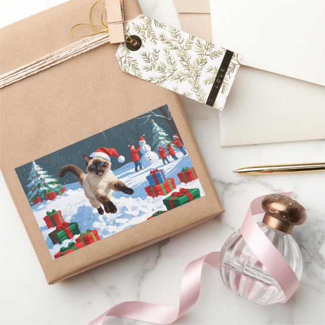 Siamische Katze läuft im Schnee mit Weihnachtsmütz Rechteckiger Aufkleber (Schenken)