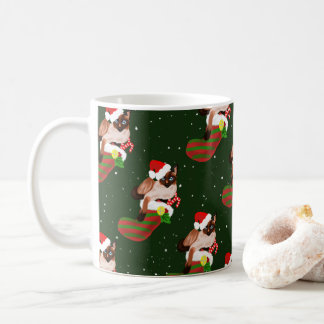 Siamische Katzenjause mit Strumpf und Weihnachtsma Kaffeetasse