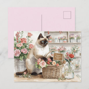 Siamkatze arrangiert Blumen zum Muttertag Postkarte