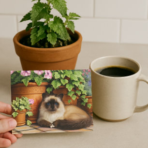 Siamkatze liegt neben Blumen Katzenliebhaber Postkarte