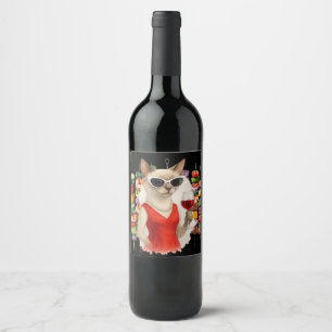 Siamkatze trinkt Wein auf Grillparty Weinetikett