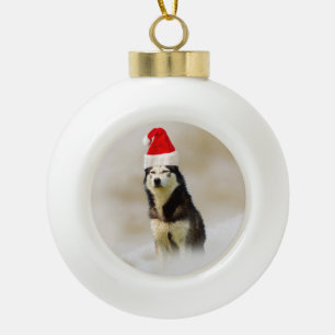 Siberischer Husky-Hund mit Weihnachtsmannmütze im  Keramik Kugel-Ornament
