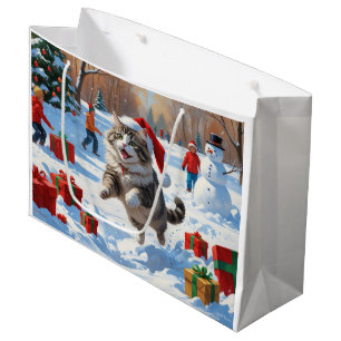 Sibirische Katze läuft im Schnee mit Weihnachtsmüt Große Geschenktüte