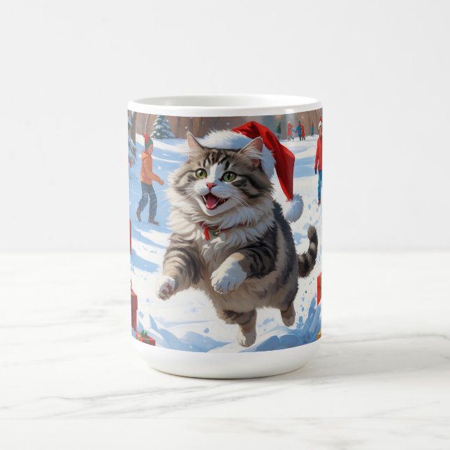 Sibirische Katze läuft im Schnee mit Weihnachtsmüt Kaffeetasse (Mittel)