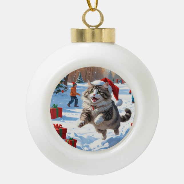 Sibirische Katze läuft im Schnee mit Weihnachtsmüt Keramik Kugel-Ornament (Vorderseite)