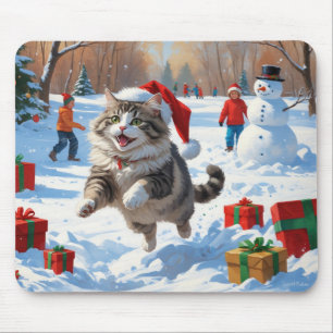 Sibirische Katze läuft im Schnee mit Weihnachtsmüt Mousepad