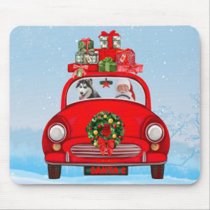 Sibirischer Husky-Hund in Auto mit dem Weihnachtsm Mousepad