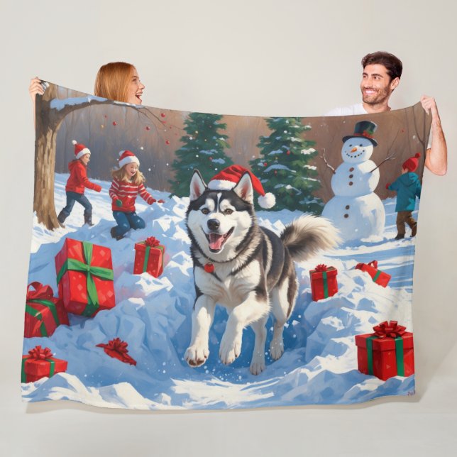 Sibirischer Husky läuft im Schnee mit Weihnachtsmü Fleecedecke (Beispiel)