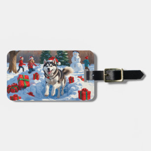 Sibirischer Husky läuft im Schnee mit Weihnachtsmü Gepäckanhänger