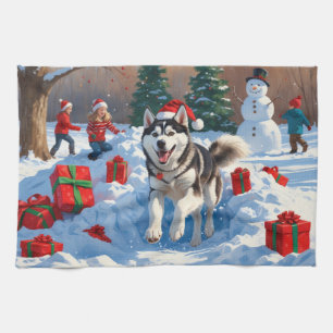 Sibirischer Husky läuft im Schnee mit Weihnachtsmü Geschirrtuch