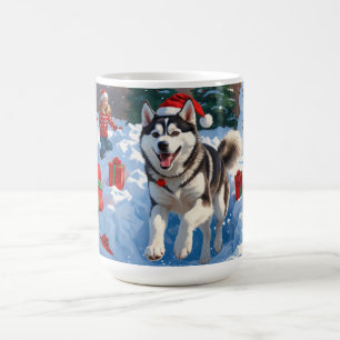 Sibirischer Husky läuft im Schnee mit Weihnachtsmü Kaffeetasse