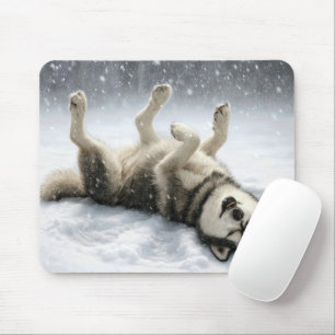 Sibirischer Husky macht einen Schneengel Mousepad