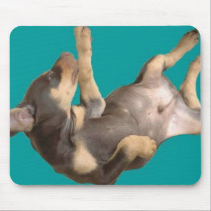 Sich hin- und herbewegender Dobermann-Welpe Mousepad