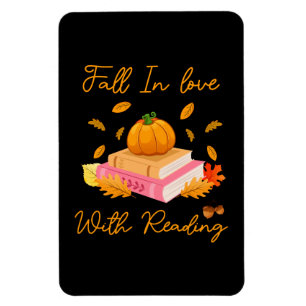 Sich in das Lesen von Büchern im Herbst mit Kürbis Magnet