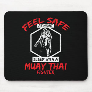 Sich mit einem Muay-Thai-Kämpfer im Kickboxen sich Mousepad