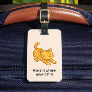 Sich streckende orange getigerte Katze Beige benut Gepäckanhänger