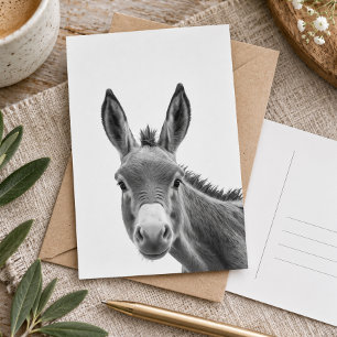 Sich verstohlen umschauender süßer Esel  Postkarte